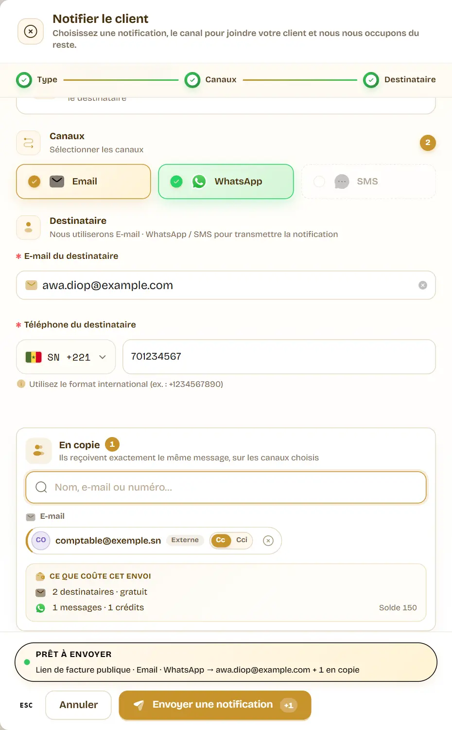 Le tiroir Notifier le client : les canaux E-mail et WhatsApp, puis la section En copie avec comptable@exemple.sn en Cc, et ce que coûte l’envoi : l’e-mail gratuit, le message WhatsApp à un crédit.