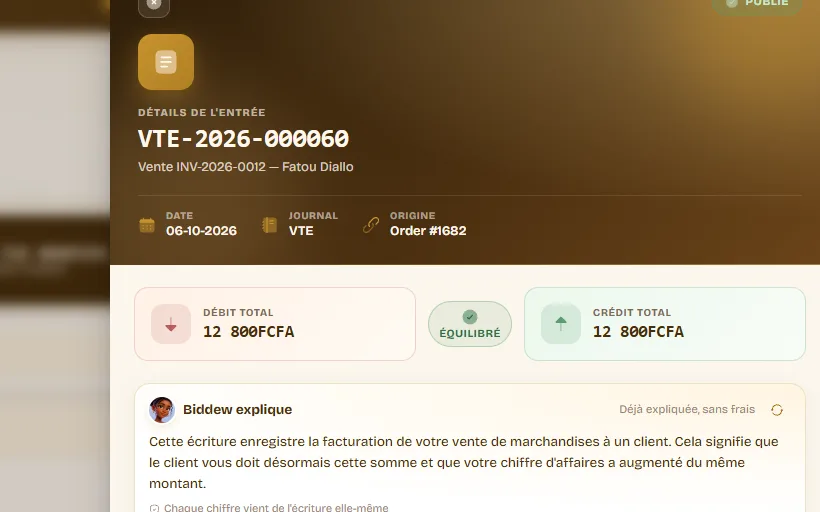 Gros plan d’une écriture de vente expliquée par Biddew, débit et crédit équilibrés